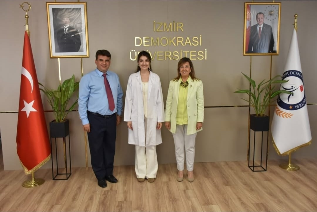 İlk Uzman Hekim Gururu: Rektör Tunçsiper Başarıyı Kutladı