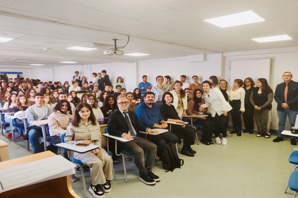 İZMİR DEMOKRASİ ÜNİVERSİTESİ TIP FAKÜLTESİ DÖNEM 1 ÖĞRENCİLERİNİ BÜYÜK BİR HEYECANLA KARŞILADI